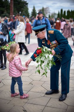 Chisinau, Moldova, 9 Mayıs 2019: Savaş gazisi Zafer Bayramı'nda tebrik aldı. Anne ve babası olan çocuklar Zaferin 74.