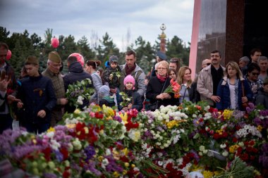 Kişinev, Moldova, 9 Mayıs 2019: Zafer Bayramı'nda çiçekler ve insanlar, ebedi alev çiçek bırakarak, Zafer'in 74.