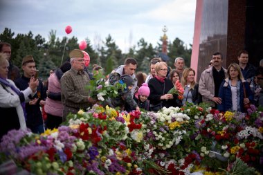 Kişinev, Moldova, 9 Mayıs 2019: Zafer Bayramı'nda çiçekler ve insanlar, ebedi alev çiçek bırakarak, Zafer'in 74.
