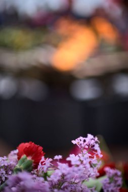 Kişinev, Moldova, 9 Mayıs 2019: Zafer Bayramı'nda çiçekler ve insanlar, ebedi alev çiçek bırakarak, Zafer'in 74.