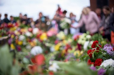 Kişinev, Moldova, 9 Mayıs 2019: Zafer Bayramı'nda çiçekler ve insanlar, ebedi alev çiçek bırakarak, Zafer'in 74.