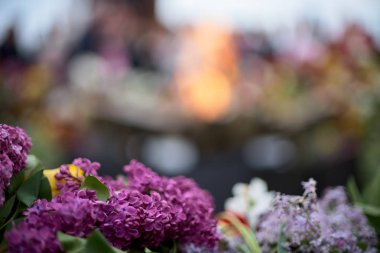 Kişinev, Moldova, 9 Mayıs 2019: Zafer Bayramı'nda çiçekler ve insanlar, ebedi alev çiçek bırakarak, Zafer'in 74.