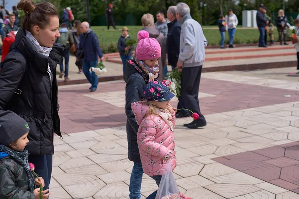 Chisinau, Moldavie, le 9 mai 2019 : Des enfants avec leurs parents au défilé le jour de la victoire — Photo