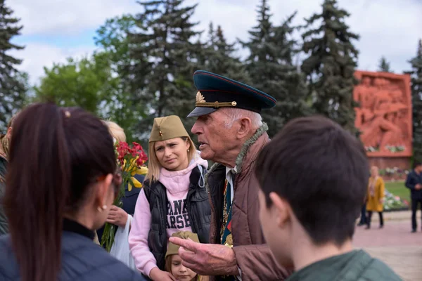 Chisinau, Moldova, May 9, 2019: war veteran receives congratulations on Victory Day. Children with parents give flowers celebrates the 74nd anniversary of the Victory — Stock Photo, Image
