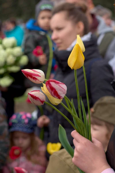 Chisinau, Moldavie, le 9 mai 2019 : un ancien combattant reçoit des félicitations le jour de la victoire. Les enfants avec leurs parents donnent des fleurs célèbre le 74e anniversaire de la Victoire — Photo