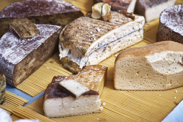 Straßenmarktstand mit Käse auf dem Markt in den Niederlanden. — Stockfoto