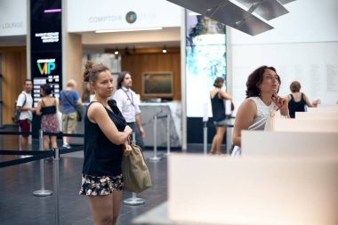 Montreal, Kanada - 6 Eylül 2018: Montreal Güzel Sanatlar Müzesi Mmfa, Jean-Noel Desmarais Pavyonu ziyaretçileri. Burası Montreal'deki en büyük müze.