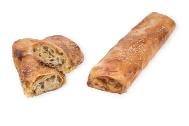 Patates ve mantar, kesilmiş bir pasta ile puf böreği pişirme. Beyaz arka planda yalıtılmış