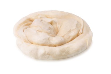 peynirli börek, peynirli yarı mamul puf böreği. Beyaz bir arka plan üzerinde dondurulmuş kabartma kabartma.