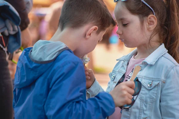 Chisinau, République de Moldavie - 10 mai 2019 : la crème glacée est distribuée gratuitement, la fille avec le garçon profite d'une crème glacée. Célébration de la Journée de l'Europe à Chisinau, Moldova — Photo