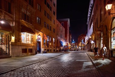 Montreal, Quebec, Kanada, 6 Eylül 2018: Old Town Montreal'de Rue Saint Paul boyunca gece binalar. İnsanların bulanıklığı görülebilir.