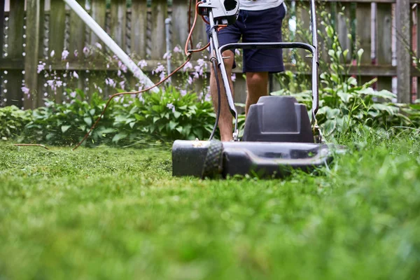 De grasmaaier is oud in een prive-huis, maaien van het gras, apparaten, maaien, tuinman, zorg, werk, gereedschap — Stockfoto