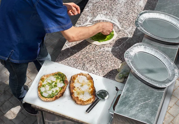 Chef prepara focaccia pizza de pan horneado en el horno en el mercado — Foto de Stock
