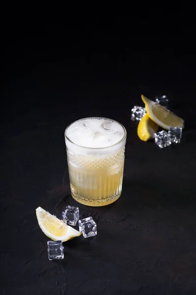 Oblíbený koktejl maracuya kyselé, vyrobený z maracuya a citrónově šťávy, Pisco, sirupu a vaječného bílku. Selektivní zaměření — Stock fotografie