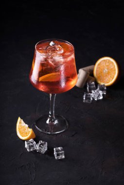 Siyah arka plan üzerinde portakal dilimi ile şık alkollü aperol spritz trendy kokteyl. Klasik İtalyan aperol