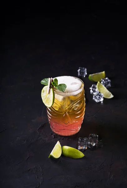 Tequila Sonnenaufgang, Cocktail in einem Glas rot-gelb geschichtet, mit Limettenscheiben dekoriert. Kaltgetränk-Cocktail auf dunklem Hintergrund. Cocktailkarte — Stockfoto