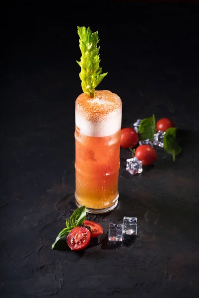 Bloody Mary Cocktail in glas met garneringen. Tomaat Bloody Mary pittig drankje op zwarte achtergrond met kopie ruimte. — Stockfoto