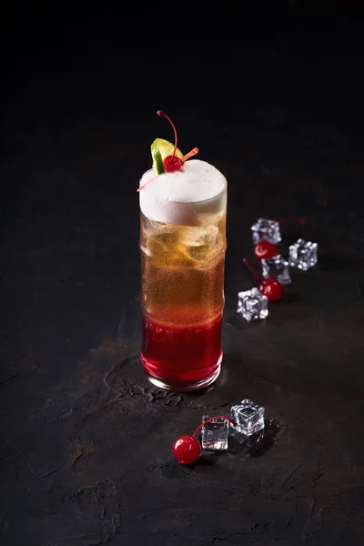 Vackert glas med fasetter. Fylld med en uppfriskande drink. Alkoholhaltiga cocktail på en svart bakgrund. — Stockfoto