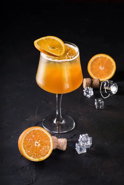 Portakal suyu ve lavanta yaprakları ve portakal dilimleri ile dekore köpüklü şarap ile bir şampanya kadehi Mimoza kokteyl