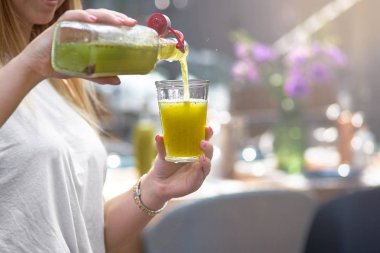 Kivi ile yeşil patates püresi, bir şişe de ıspanak, Restonan terasArka karşı kadın elinde. Kopyalama alanı