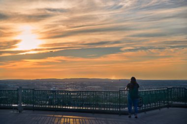 Montreal, Quebec, Kanada, 6 Eylül 2018: Bir yaz akşamı Montreal, Quebec, Kanada'daki Mount Royal'de Saint Joseph'in konuşma sında gün batımı