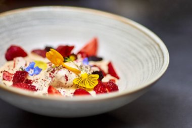 Sağlıklı kahvaltı. Taze meyve, yoğurtlu yaban mersini. Masanın üzerinde mavi bir tabakta Sabah Kahvaltısı.