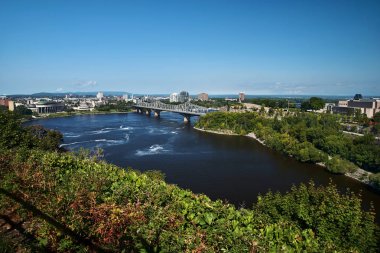 Ottawa, Ontario, Kanada 18 Eylül 2018: Güneşli bir sonbahar gününde Parliament Hill'den Ottawa Nehri ve Alexandra Köprüsü manzarası. Kanada'da seyahat
