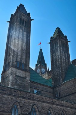 Ottawa, Ontario, Kanada 18 Eylül 2018: Ottawa Kanada'da öğle saatlerinde bayraklı Kanada Parlamentosu Barış Kulesi
