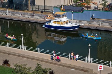 Ottawa, Kanada 18 Eylül 2018:Cview ünlü Rideau Kanalı ve Ottawa Nehri yakınındaki su kilitleri biri, insanlar kano çocuklarla yürüyerek kanal boyunca yürümek. Ontario su yolları sistemi