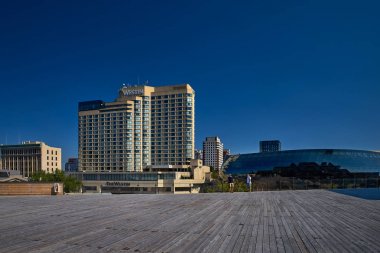 Ottawa, Kanada 18 Eylül 2018: Westin Ottawa manzaralı Ulusal Sanat Merkezi'nde görüntüleme platformu ve Shaw Merkezi mimarisinin karakteristik cam yapısı