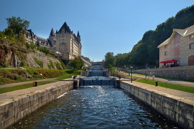 Ottawa, Kanada 18 Eylül 2018: Ünlü Rideau Kanalı'nın Cview'i ve Ottawa Nehri yakınlarındaki su kilitlerinden biri ve dev bir şatoyu andıran ünlü Chateau Laurier