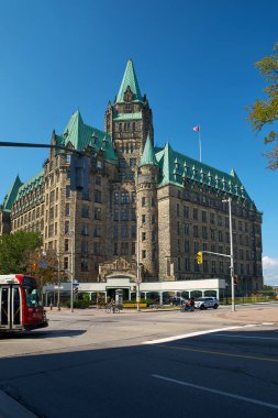 Ottawa, Kanada 18 Eylül 2018: Bir şatoyu andıran tarihi Konfederasyon Binası, Ottawa şehir merkezinde berrak, derin mavi gökyüzünün altında duruyor