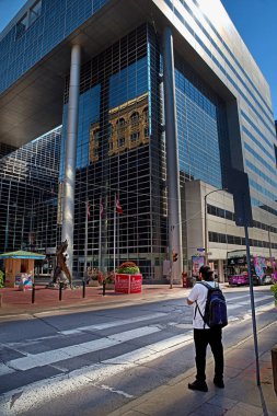 Ottawa, Ontario, Kanada 18 Eylül 2018: Ottawa'daki Rbc Royal Bank yakınlarındaki bir kavşakta Kanada'ya seyahat eden bir adam.