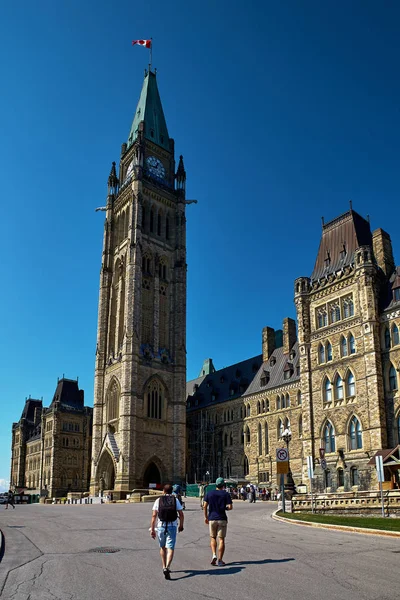 Ottawa, Ontario, Canada September 18, 2018: vertical frame, tourists heading to the central block and towers of the world in Parliament Hill. — Stock Photo, Image