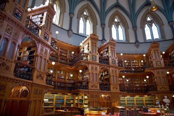 Ottawa, Canada, September 18, 2018: The Canadian Parliament Building is constructed with ornate gothic styling as seen in these interior details of the library — Stock Photo, Image
