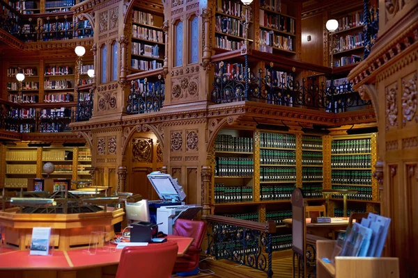 Ottawa, Canadá, 18 de setembro de 2018: O edifício do Parlamento canadense é construído com um estilo gótico ornamentado, como visto nestes detalhes interiores da biblioteca — Fotografia de Stock