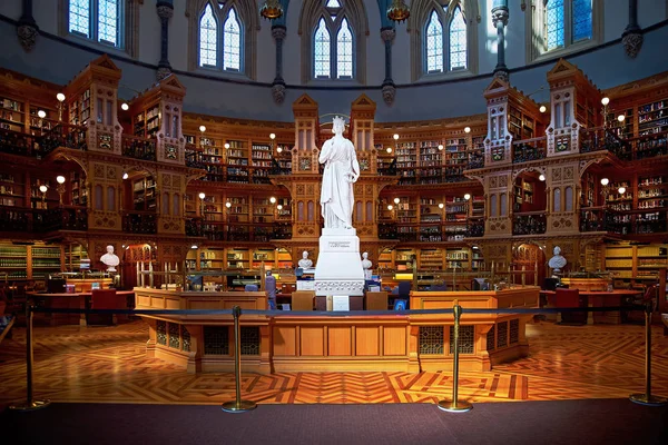 Ottawa, Canadá, 18 de setembro de 2018: Rainha Vitória na Sala de Leitura Principal da Biblioteca do Parlamento em Parliament Hill em Ottawa, Ontário. Canadá — Fotografia de Stock