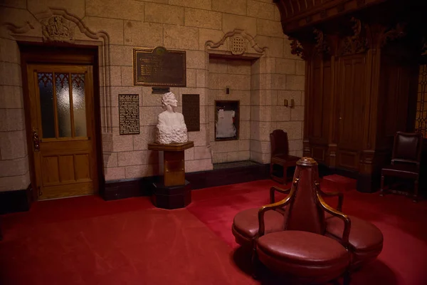 OTTAWA - AUGUST 2018: The Canadian Parliament Building is constructed with ornate gothic styling as seen in these interior details of the entrance to the House of Commons — Stock Photo, Image