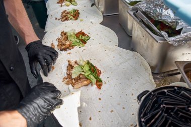 Shawarma sokakta bir restoranda hazırlanan işyeri aşçılar, sokak gıda.
