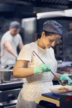 Modern bir mutfakta iş yerinde kadın aşçı, mutfakta mutfak iş akışı., Metin için boşluk kopyalayın