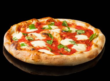 Siyah arka planda pizza Margherita. Domates, fesleğen ve mozzarella peyniri ile pizza margarita