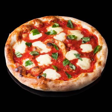 Siyah arka planda pizza Margherita. Domates, fesleğen ve mozzarella peyniri ile pizza margarita