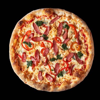 Pizza menüsü. Tavuk, sosis ve peynir ile lezzetli sıcak pizza Mario. İzole siyah arka planda lezzetli geleneksel Italyan pizza. Üst görünüm
