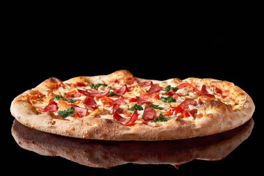 Pizza menüsü. Tavuk, sosis ve peynir ile lezzetli sıcak pizza Mario. İzole siyah arka planda lezzetli geleneksel Italyan pizza