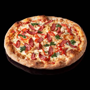 Pizza menüsü. Tavuk, sosis ve peynir ile lezzetli sıcak pizza Mario. İzole siyah arka planda lezzetli geleneksel Italyan pizza