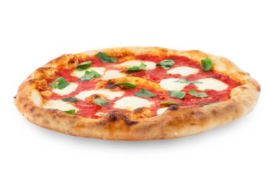 Beyaz izole arka planda pizza Margherita. Domates, fesleğen ve mozzarella peyniri ile pizza margarita.