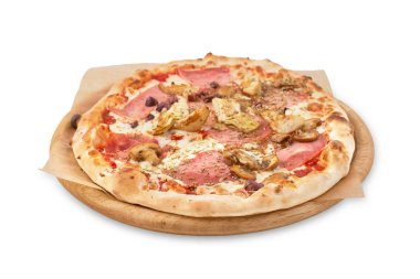 Taze Italyan pizzası, pastırma, jambon, mantar ve izole beyaz arka planda izole.