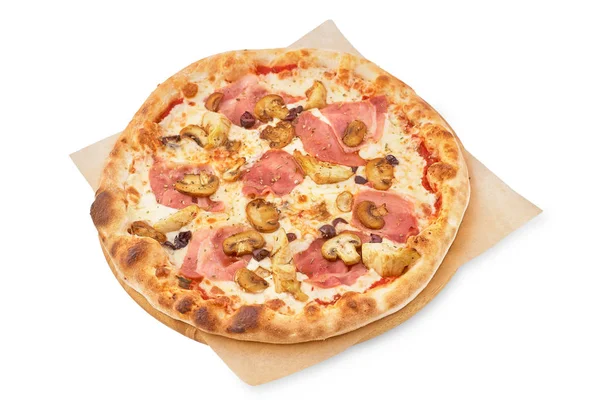 Pizza fresca italiana con pastrami, prosciutto, funghi e isolata su fondo bianco isolato . — Foto Stock