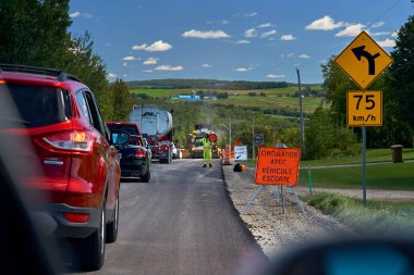 Compton, Quebec, Kanada -- 8 Eylül 2018: Yol işareti Fransa dolaşım avec vehicule escorte Kanada'da bir yolda yazılı