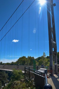 Coatikuk, Quebec, Kanada 8 Eylül 2018: Kuzey Amerika'nın en uzun yaya köprüsü. Kanada'nın en uzun asma yaya köprüsü. Parc de la Gorge de Coaticook. Quebec. Kantonlar-de-l'Est